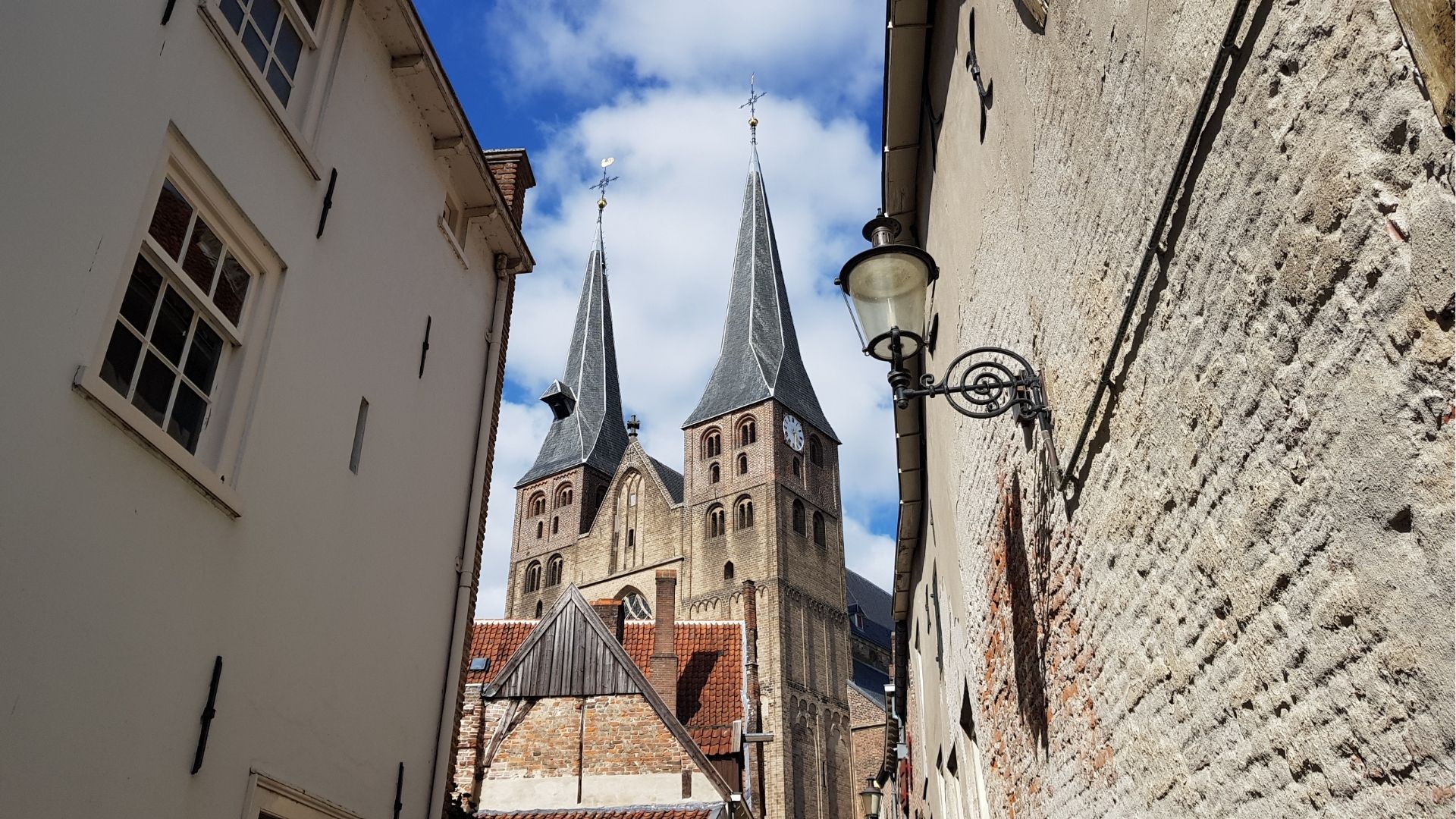 Doorkijkje vanaf het Bergschild naar de Bergkerk in Deventer